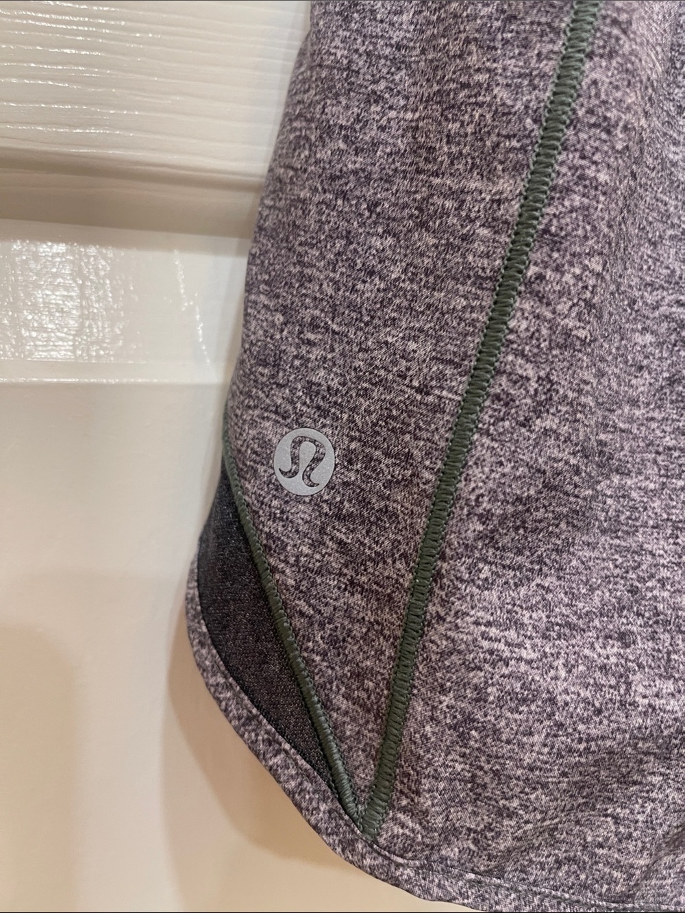 Lulu 🍋 Women’s Grey Heather Athletic Shorts S:8 - Picture 5 of 5